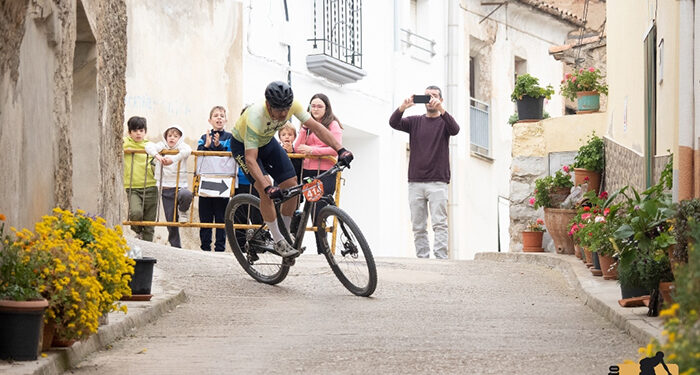 Rafael Jordán y Alba López del Pozo se imponen en el renovado y duro recorrido de BTT de Santa Cruz de Moya