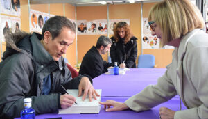 Roberto Santiago logra unir en Cuenca Lee a lectores de dos géneros opuestos como la literatura infantil y la novela negra