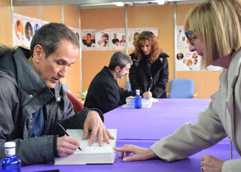 Roberto Santiago logra unir en Cuenca Lee a lectores de dos géneros opuestos como la literatura infantil y la novela negra