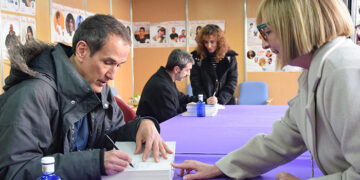 Roberto Santiago logra unir en Cuenca Lee a lectores de dos géneros opuestos como la literatura infantil y la novela negra