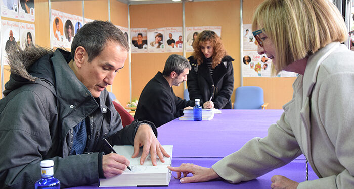 Roberto Santiago logra unir en Cuenca Lee a lectores de dos géneros opuestos como la literatura infantil y la novela negra