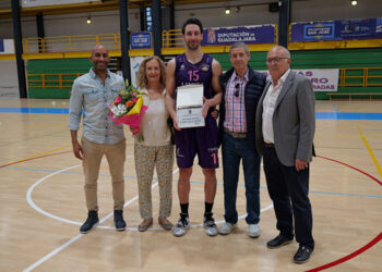 Sentido homenaje al capitán del Lujisa baloncesto, Raúl Lázaro, en su retirada Sentido homenaje al capitán del Lujisa baloncesto, Raúl Lázaro, en su retirada