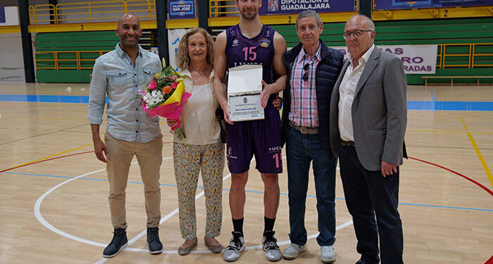 Sentido homenaje al capitán del Lujisa baloncesto, Raúl Lázaro en su retirada
