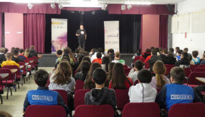 Un centenar de estudiantes del IES Martín Vázquez de Arce, de Sigüenza, participan en una actividad de sensibilización sobre igualdad y violencia de género