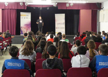 Un centenar de estudiantes del IES Martín Vázquez de Arce, de Sigüenza, participan en una actividad de sensibilización sobre igualdad y violencia de género Un centenar de estudiantes del IES Martín Vázquez de Arce, de Sigüenza, participan en una actividad de sensibilización sobre igualdad y violencia de género
