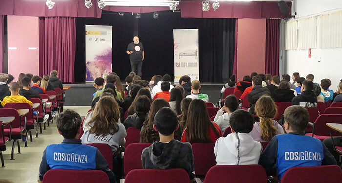 Un centenar de estudiantes del IES Martín Vázquez de Arce, de Sigüenza, participan en una actividad de sensibilización sobre igualdad y violencia de género