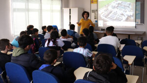 Un momento de la explicación de la visita de esta mañana