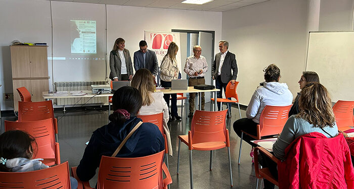 Una decena de personas se incorporan a la jornada de emprendimiento de AMEP en Campillo de Altobuey