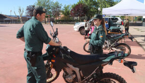 Una exhibición de la Guardia Civil anima la mañana del Colegio La Senda en Cabanillas