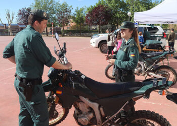 Una exhibición de la Guardia Civil anima la mañana del Colegio La Senda en Cabanillas