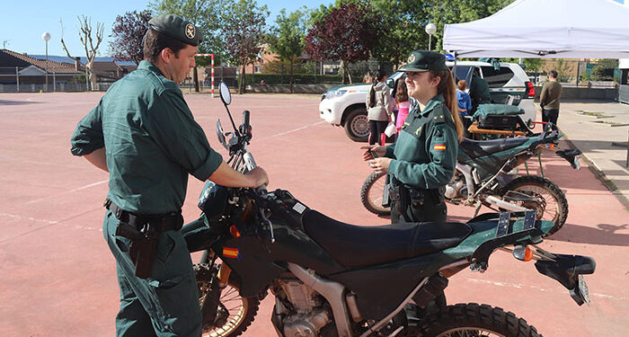 Una exhibición de la Guardia Civil anima la mañana del Colegio La Senda en Cabanillas 1 Una exhibición de la Guardia Civil anima la mañana del Colegio La Senda en Cabanillas