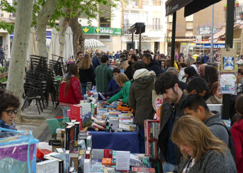 Unas 2.500 personas han pasado por la Plaza de la Hispanidad con motivo del Día del Libro