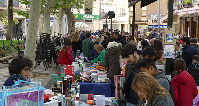 Unas 2.500 personas han pasado por la Plaza de la Hispanidad con motivo del Día del Libro