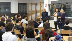 Unos 40 alumnos de segundo curso de Bachillerato del IES Alejo Vera de Marchamalo mantienen un encuentro con el narrador Pep Bruno