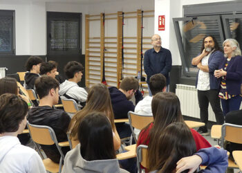 Unos 40 alumnos de segundo curso de Bachillerato del IES Alejo Vera de Marchamalo mantienen un encuentro con el narrador Pep Bruno