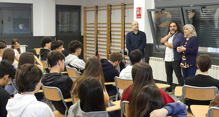 Unos 40 alumnos de segundo curso de Bachillerato del IES Alejo Vera de Marchamalo mantienen un encuentro con el narrador Pep Bruno