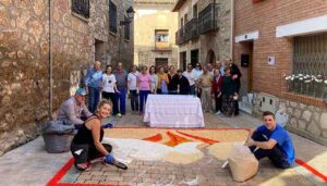 Almonacid de Zorita, alfombra 2 kilómetros de calles en la Fiesta del Corpus Christi
