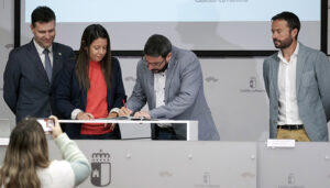 Ayuntamiento de Azuqueca y Junta suscriben el convenio de los servicios de Atención Primaria y de Ayuda a Domicilio