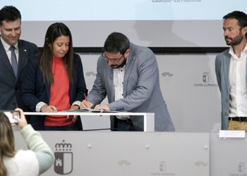 Ayuntamiento de Azuqueca y Junta suscriben el convenio de los servicios de Atención Primaria y de Ayuda a Domicilio