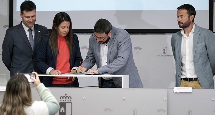 Ayuntamiento de Azuqueca y Junta suscriben el convenio de los servicios de Atención Primaria y de Ayuda a Domicilio 1 Ayuntamiento de Azuqueca y Junta suscriben el convenio de los servicios de Atención Primaria y de Ayuda a Domicilio