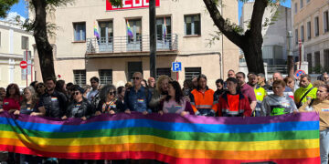 CCOO Guadalajara repone la enseña LGTBI arrancada y quemada el pasado sábado en un “delito de odio” que denunciará ante la Fiscalía