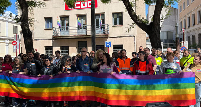 CCOO Guadalajara repone la enseña LGTBI arrancada y quemada el pasado sábado en un “delito de odio” que denunciará ante la Fiscalía 1 CCOO Guadalajara repone la enseña LGTBI arrancada y quemada el pasado sábado en un “delito de odio” que denunciará ante la Fiscalía