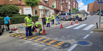 El Ayuntamiento de Cuenca repinta pasos de cebra e instala elementos reductores de la velocidad en Fuente del Oro a petición de sus vecinos