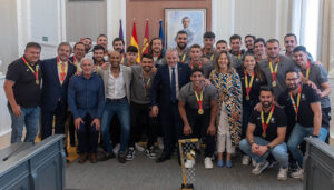El Balonmano Guadalajara recibe la copa de campeón de liga de manos de la Federación en el Ayuntamiento