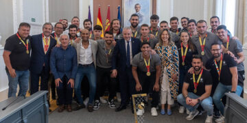 El Balonmano Guadalajara recibe la copa de campeón de liga de manos de la Federación en el Ayuntamiento
