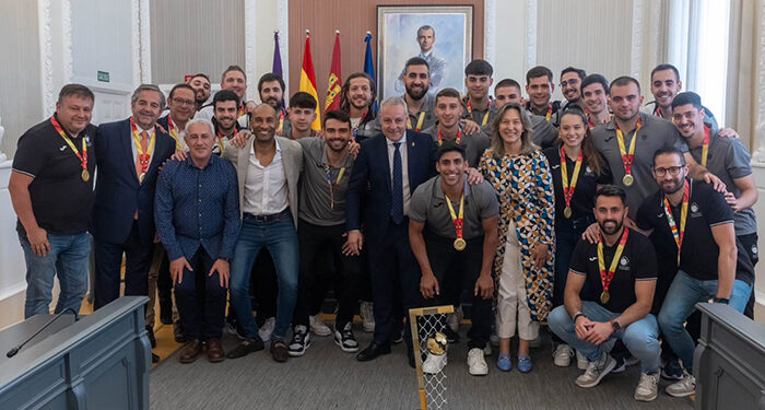 El Balonmano Guadalajara recibe la copa de campeón de liga de manos de la Federación en el Ayuntamiento 1 El Balonmano Guadalajara recibe la copa de campeón de liga de manos de la Federación en el Ayuntamiento