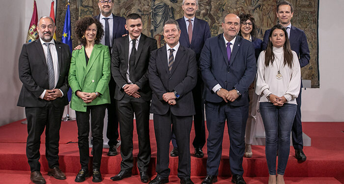 El Gobierno regional y la UCLM firman un protocolo para favorecer el acceso a estudios superiores a jóvenes en situación de vulnerabilidad 1 El Gobierno regional y la UCLM firman un protocolo para favorecer el acceso a estudios superiores a jóvenes en situación de vulnerabilidad