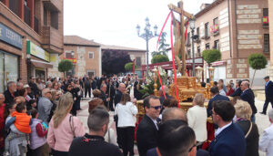 El fervor se sobrepone al viento en la procesión del Cristo del sábado de fiestas de Cabanillas