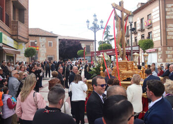 El fervor se sobrepone al viento en la procesión del Cristo del sábado de fiestas de Cabanillas
