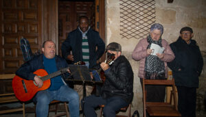 El mayo quedó plantado en la plaza Mayor tras un enorme esfuerzo de los mozos participantes