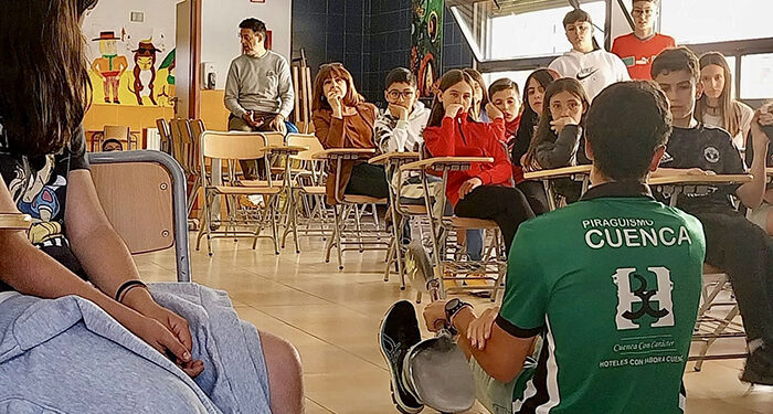 El piragüismo se cuela en las aulas conquenses
