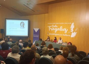 La sala Tragaluz se llenó para escuchar a las hermanas Lara hablar sobre Juana I de Castilla en “Espacio de Igualdad”