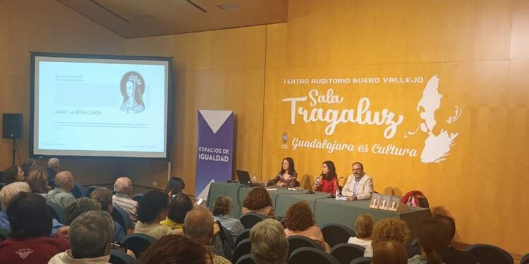 La sala Tragaluz se llenó para escuchar a las hermanas Lara hablar sobre Juana I de Castilla en “Espacio de Igualdad”