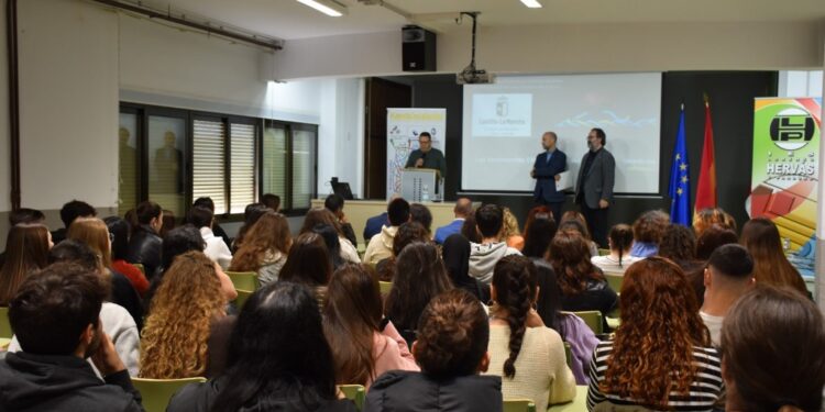 Alumnado del IES ‘Lorenzo Hervás y Panduro’ de Cuenca se forma en técnicas de investigación genética con el doctor Lluis Montoliu 1 Alumnado del IES ‘Lorenzo Hervás y Panduro’ de Cuenca se forma en técnicas de investigación genética con el doctor Lluis Montoliu