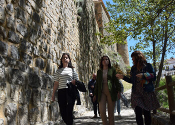 La Diputación de Cuenca invierte 100.000 euros en restaurar el lienzo de las murallas de Cañete y la construcción de un parque