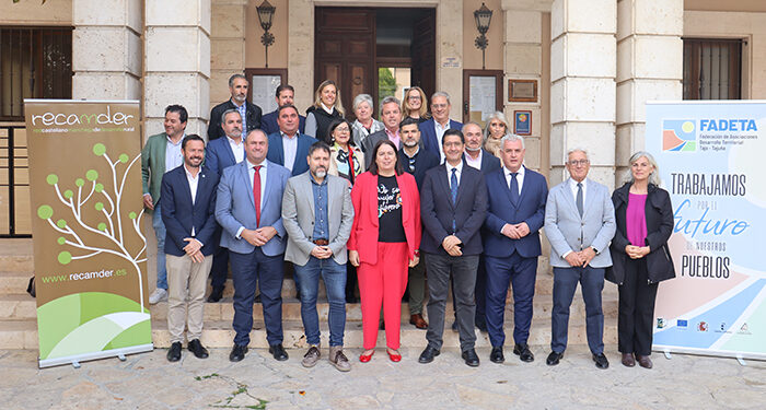 La Junta considera que los Grupos de Desarrollo Rural “son una factoría de talento para contribuir al desarrollo de los pueblos” 1 La Junta considera que los Grupos de Desarrollo Rural “son una factoría de talento para contribuir al desarrollo de los pueblos”