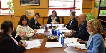 La Junta y AJE ponen en común sus líneas de trabajo para el apoyo al emprendimiento joven en la región