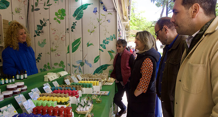 La XXVIII Feria de Artesanía de Primavera reúne a cuarenta artesanos en el Parque de la Concordia hasta el próximo domingo