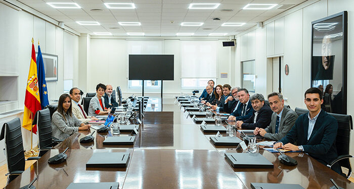 La ministra Elma Saiz se reúne con representantes patronales de Cuenca, Teruel y Soria para impulsar su desarrollo empresarial y atraer inversiones 1 La ministra Elma Saiz se reúne con representantes patronales de Cuenca, Teruel y Soria para impulsar su desarrollo empresarial y atraer inversiones