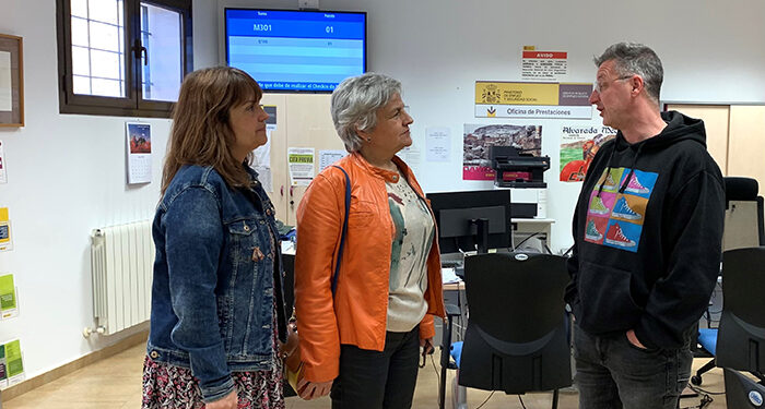 La subdelegada del Gobierno en Cuenca visita la oficina del SEPE en Cañete