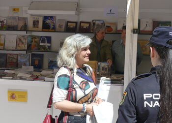 La subdelegada del Gobierno en Guadalajara visita la caseta donde se exponen las publicaciones de la Administración General del Estado en la Feria del Libro