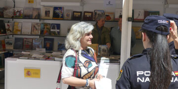 La subdelegada del Gobierno en Guadalajara visita la caseta donde se exponen las publicaciones de la Administración General del Estado en la Feria del Libro