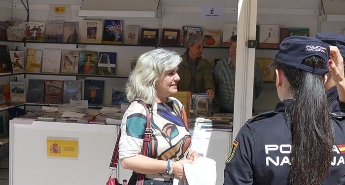 La subdelegada del Gobierno en Guadalajara visita la caseta donde se exponen las publicaciones de la Administración General del Estado en la Feria del Libro 1 La subdelegada del Gobierno en Guadalajara visita la caseta donde se exponen las publicaciones de la Administración General del Estado en la Feria del Libro