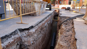 Las obras para mejorar la red de agua de la calle Cuenca de Azuqueca avanzan “a buen ritmo”