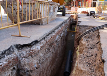 Las obras para mejorar la red de agua de la calle Cuenca de Azuqueca avanzan “a buen ritmo”