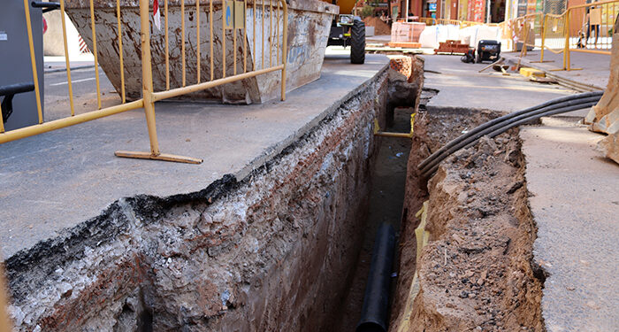 Las obras para mejorar la red de agua de la calle Cuenca de Azuqueca avanzan “a buen ritmo”